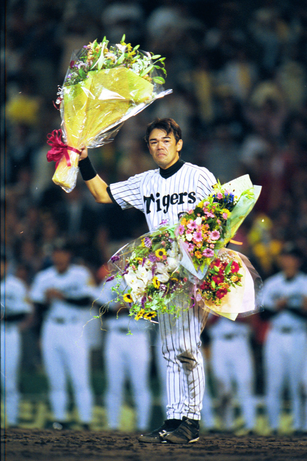 01年10月1日、引退試合で涙をこらえ花束を掲げる和田豊氏