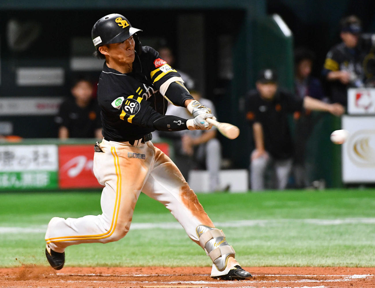 ソフトバンク対巨人　8回裏ソフトバンク無死、野村は中前安打を放つ（撮影・岩下翔太）