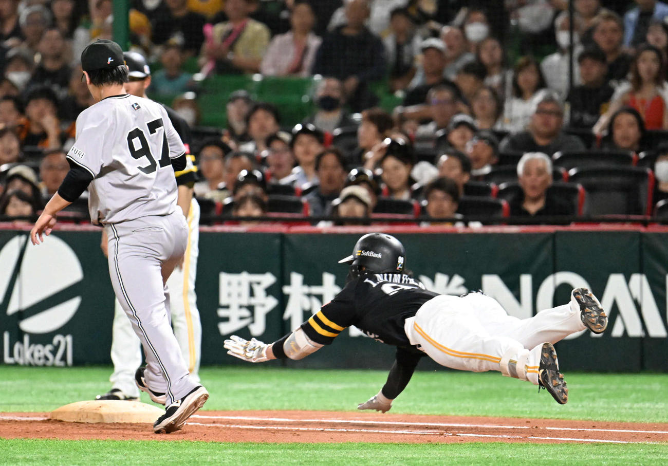 ソフトバンク対巨人　2回裏ソフトバンク無死、野村（右）は内野安打で出場する（撮影・林敢治）