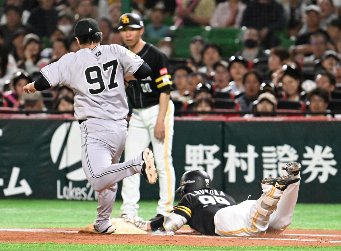 ソフトバンク対巨人　2回裏ソフトバンク無死、野村（右）は内野安打で出場する（撮影・林敢治）