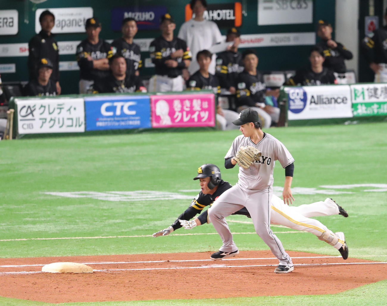 ソフトバンク対巨人　2回裏ソフトバンク無死、野村は一内野安打を放つ（撮影・梅根麻紀）