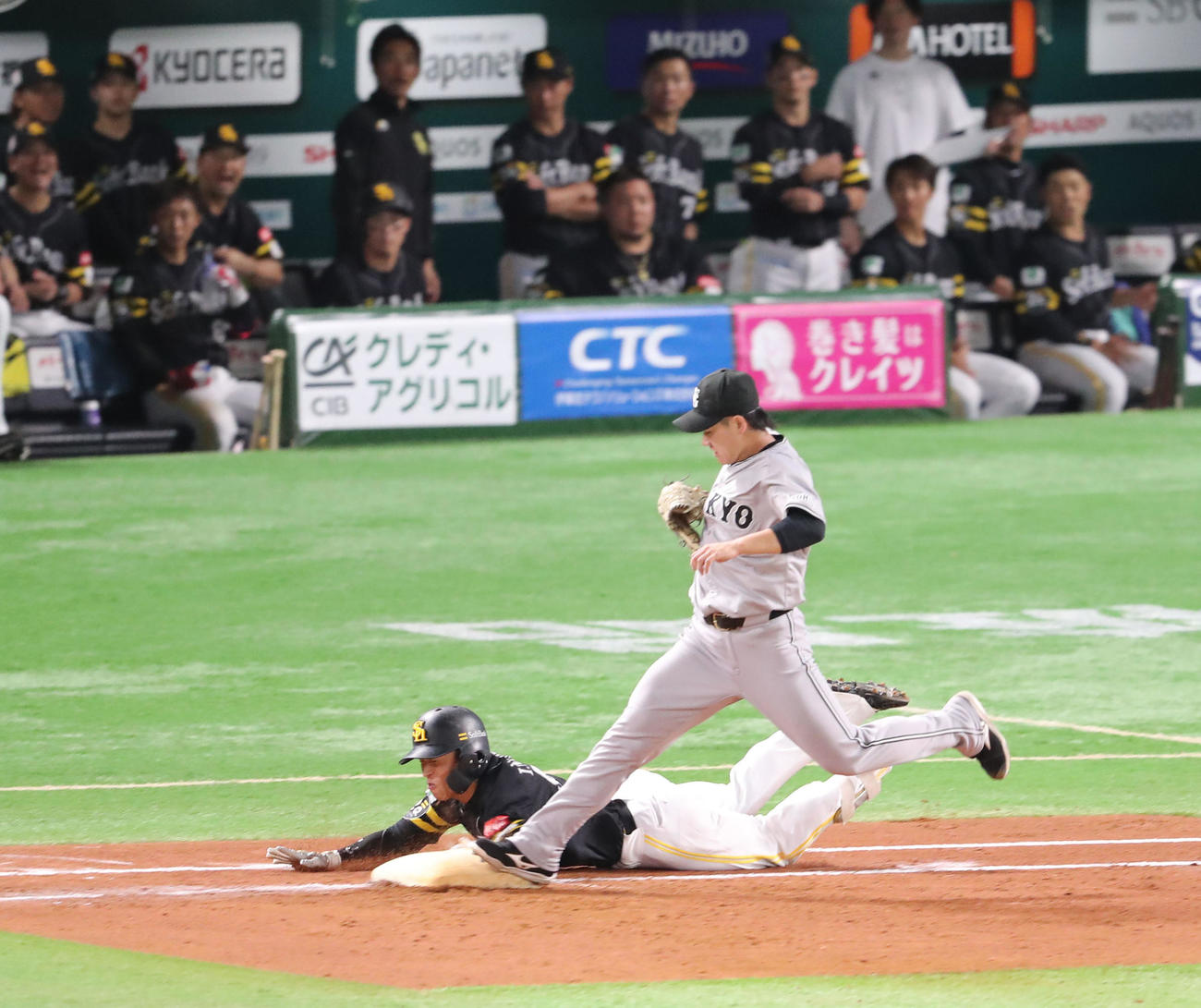 ソフトバンク対巨人　2回裏ソフトバンク無死、野村は一内野安打を放つ（撮影・梅根麻紀）