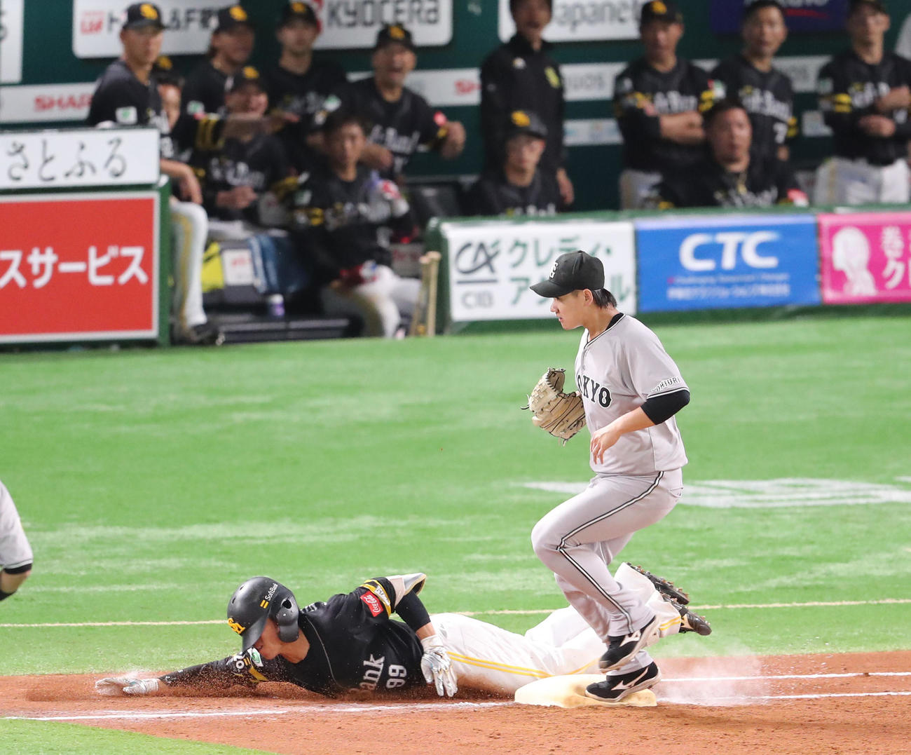 ソフトバンク対巨人　2回裏ソフトバンク無死、野村は一内野安打を放つ（撮影・梅根麻紀）