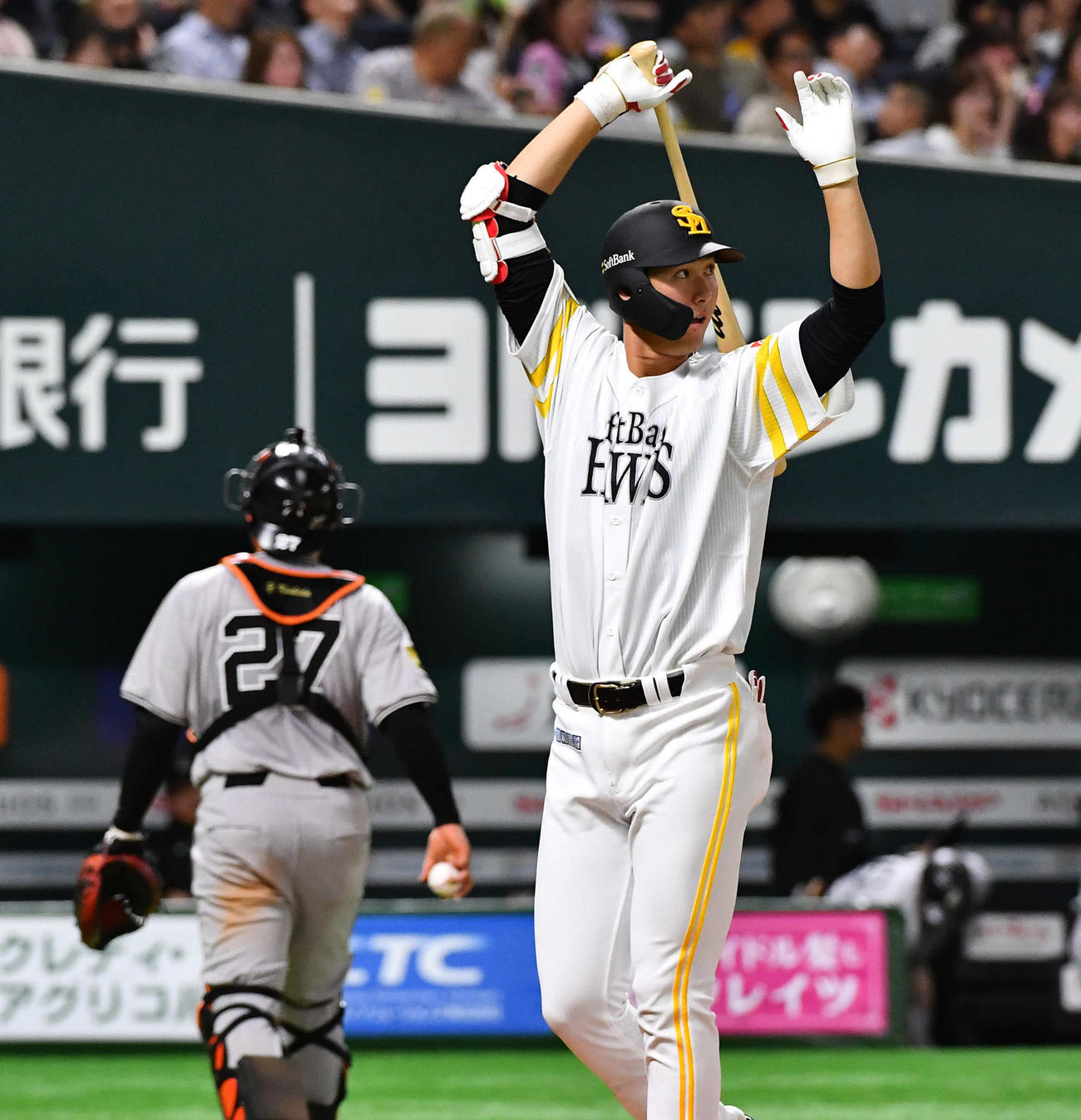 ソフトバンク対巨人　7回裏ソフトバンク2死二塁、空振り三振に倒れた秋広は悔しそうにベンチへ戻る（撮影・岩下翔太）