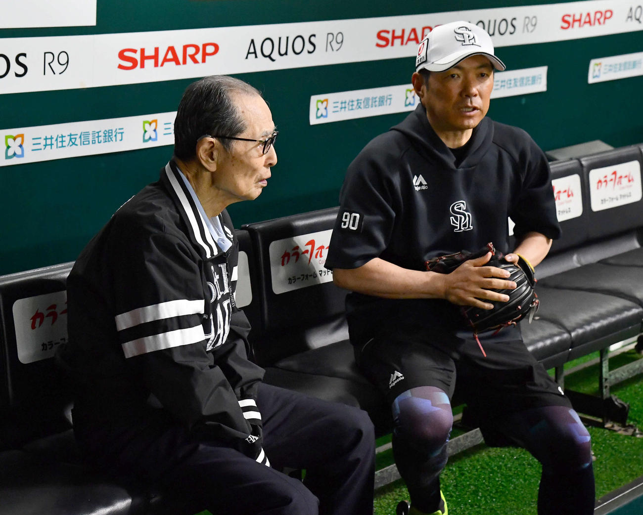 ソフトバンク対巨人　試合前、王球団会長（左）と話す小久保監督（撮影・岩下翔太）