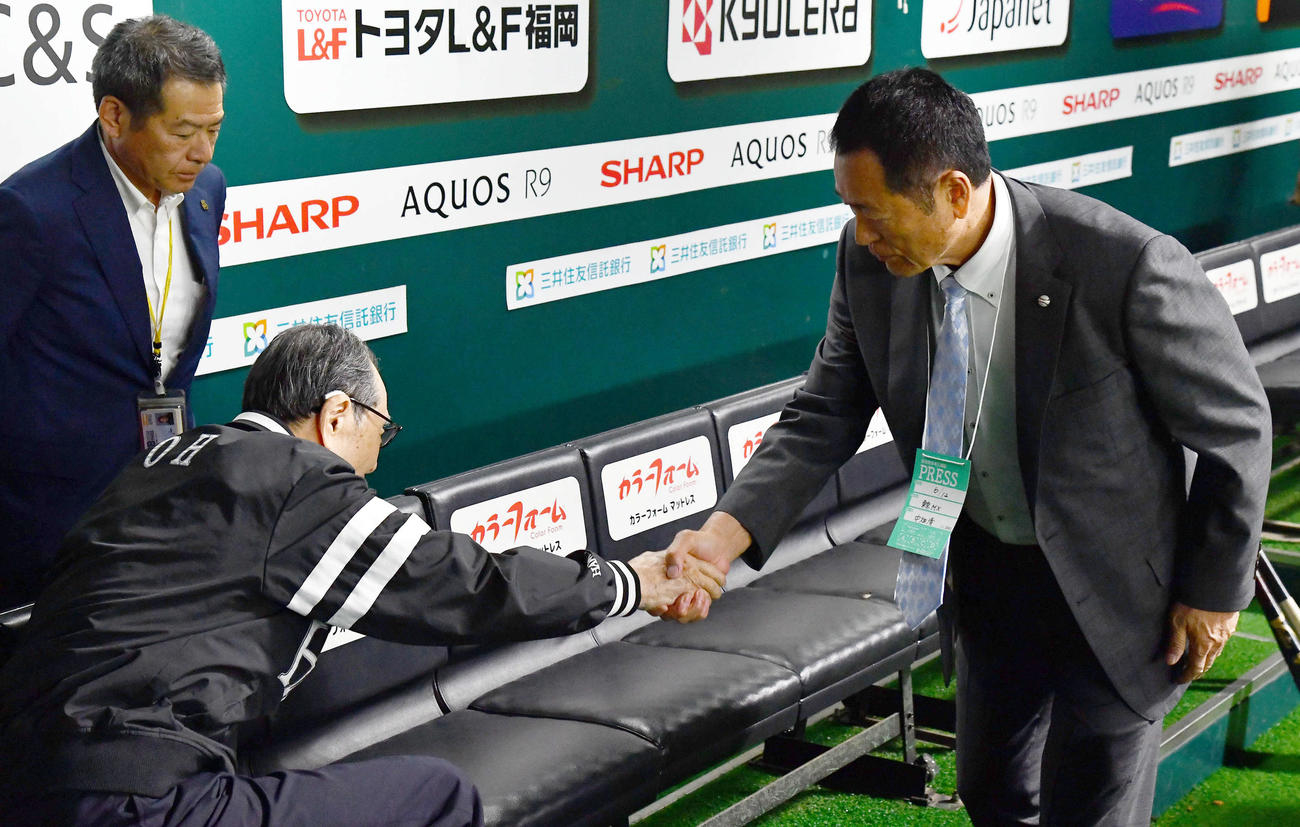 ソフトバンク対巨人　試合前、王球団会長（左）にあいさつする中畑清氏（撮影・岩下翔太）