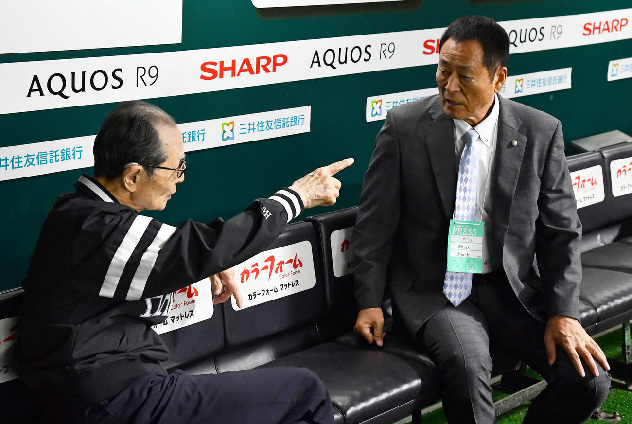 ソフトバンク対巨人　試合前、ソフトバンク王球団会長（左）と話す中畑清氏（撮影・岩下翔太）