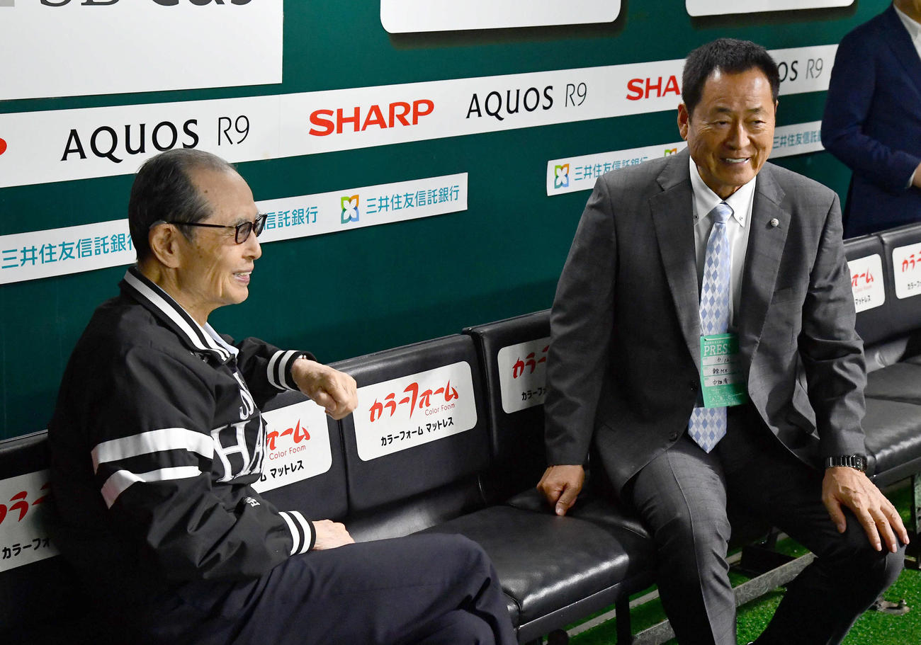 ソフトバンク対巨人　試合前、ソフトバンク王球団会長（左）と談笑する中畑清氏（撮影・岩下翔太）