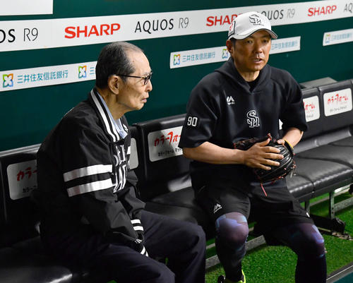 ソフトバンク対巨人　試合前、王球団会長（左）と話す小久保監督（撮影・岩下翔太）