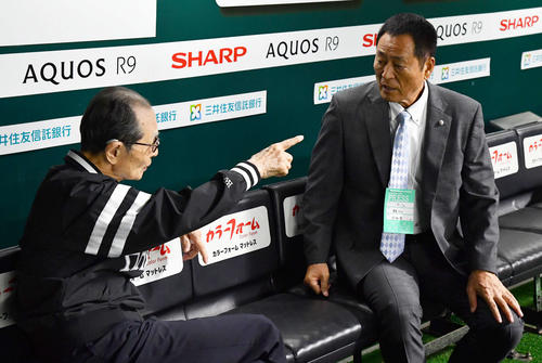 ソフトバンク対巨人　試合前、ソフトバンク王球団会長（左）と話す中畑清氏（撮影・岩下翔太）