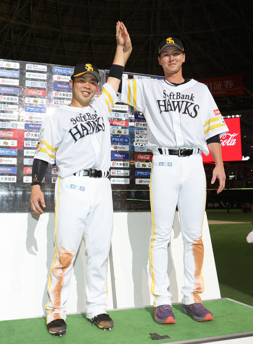 ソフトバンク対DeNA　ヒーローになった近藤（左）と秋広（撮影・梅根麻紀）