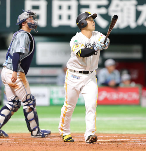 ソフトバンク対DeNA 4回裏ソフトバンク1死一塁、近藤は右越えに先制2点本塁打を放つ（撮影・梅根麻紀）