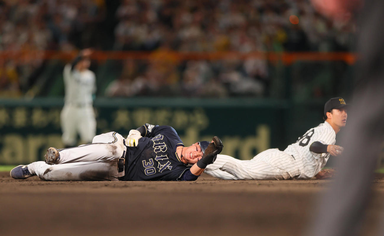 阪神対オリックス　9回表オリックス無死一塁、一塁走者広岡は西川の二ゴロで二塁スライディングも守備妨害でアウト（2025年6月6日撮影）