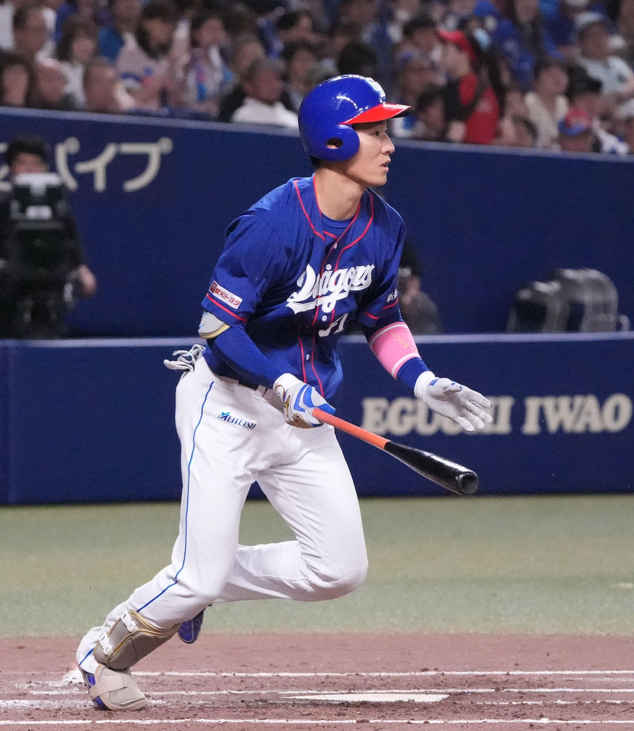 中日対日本ハム　3回裏中日無死一塁、右前打を放つ上林（撮影・森本幸一）
