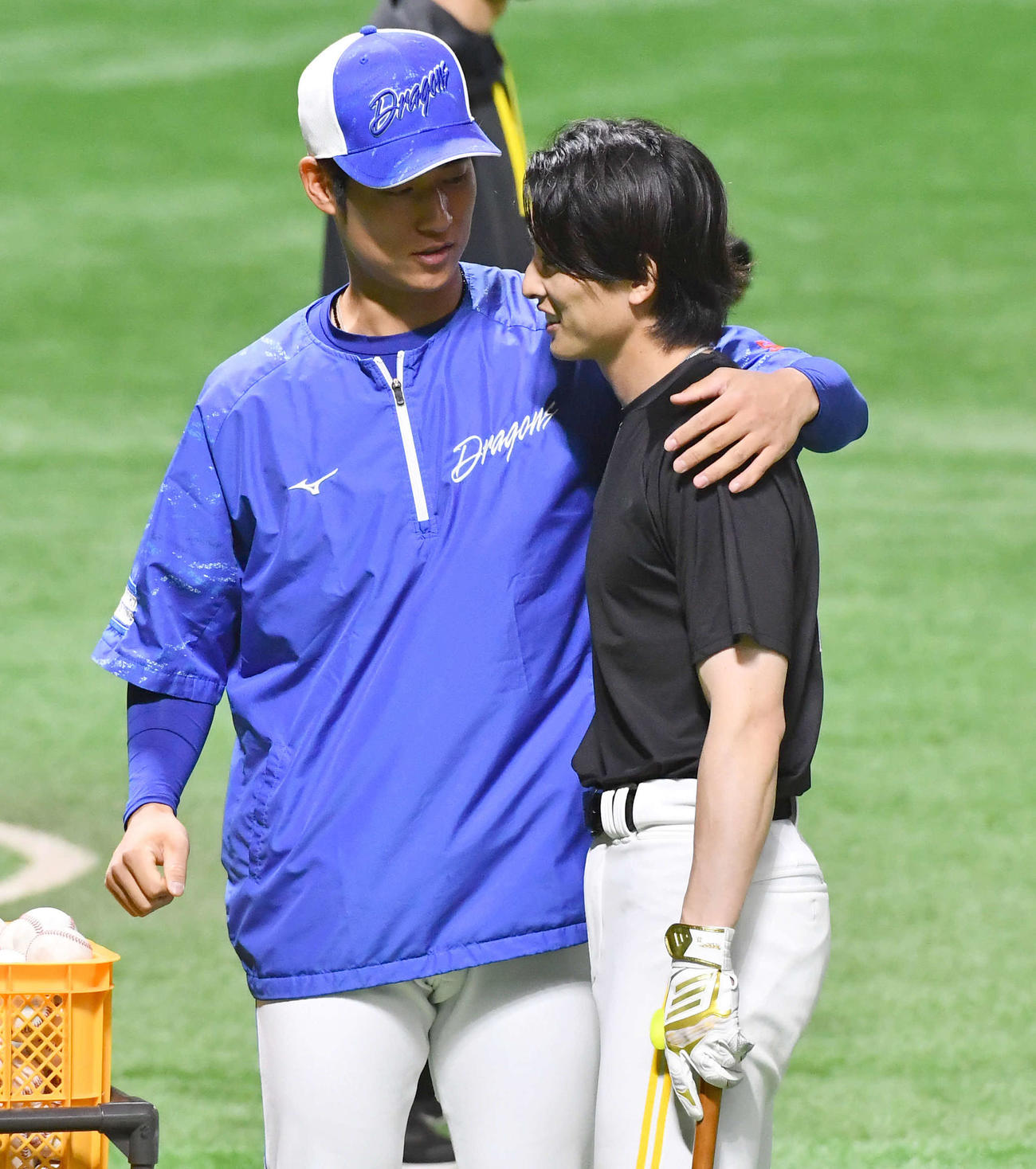 ソフトバンク対中日　試合前、ソフトバンク周東（右）と肩を組んで話す中日上林（2025年6月3日撮影）