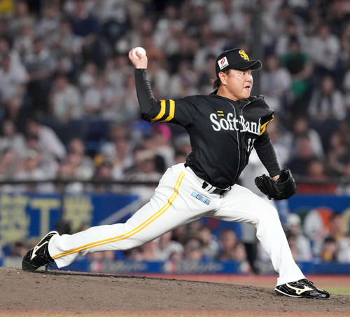 ロッテ対ソフトバンク　7回からマウンドに上がったソフトバンク津森（撮影・たえ見朱実）