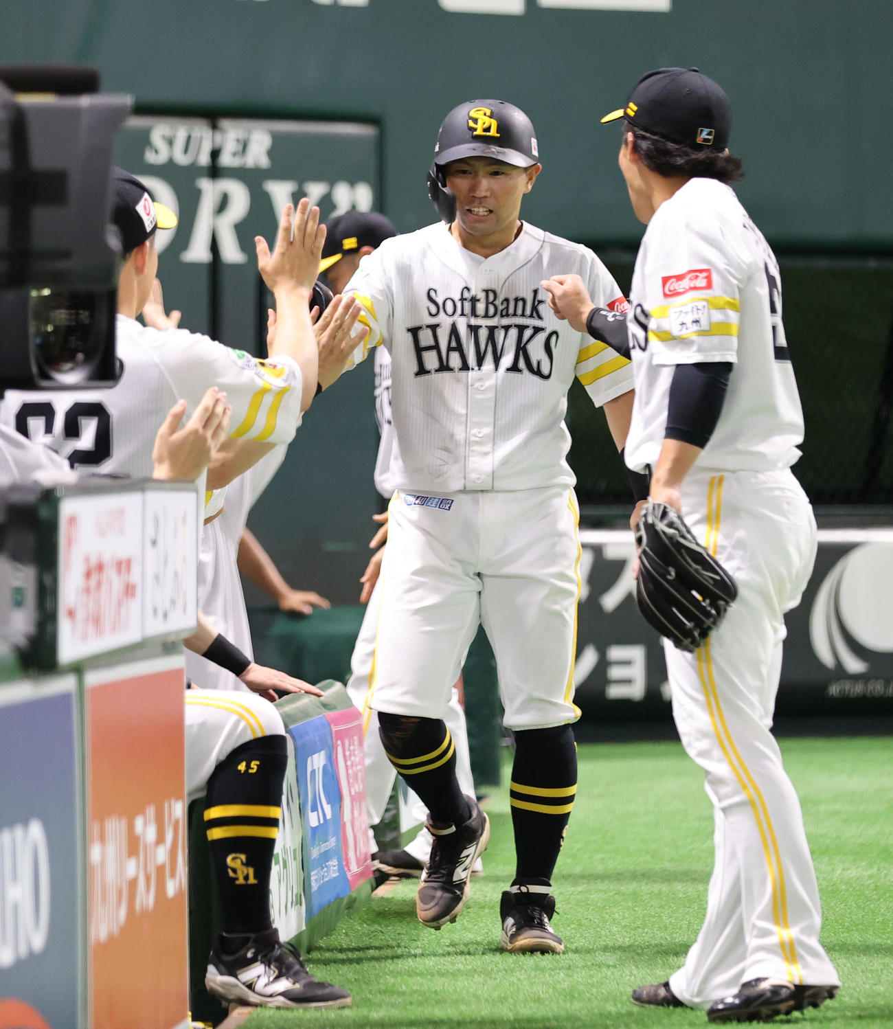 ソフトバンク対西武　5回裏ソフトバンク1死二塁、柳町の適時二塁打で生還した中村（撮影・梅根麻紀）