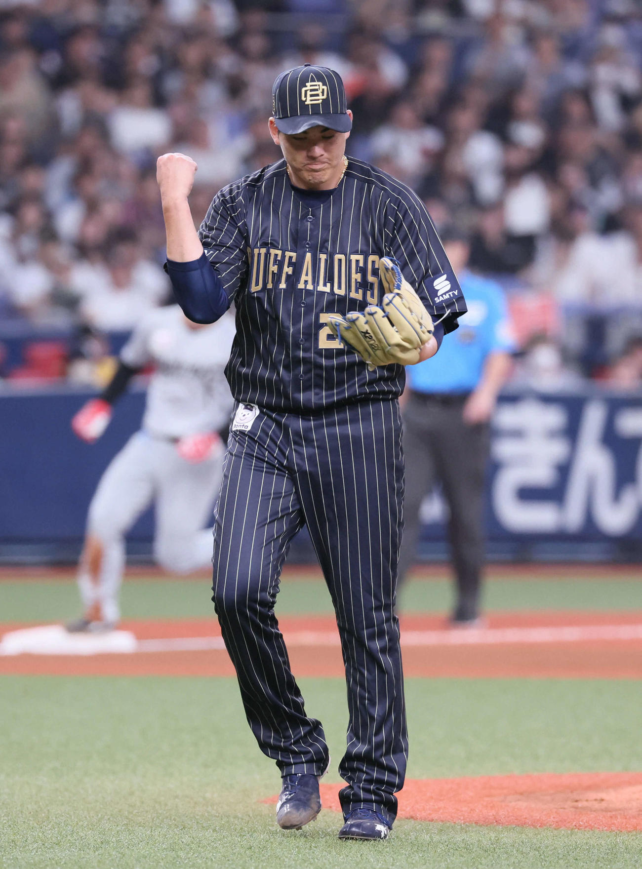 オリックス対ロッテ　6回表ロッテ2死二塁、九里は高部を三ゴロに仕留めてグラブをたたく（撮影・宮崎幸一)