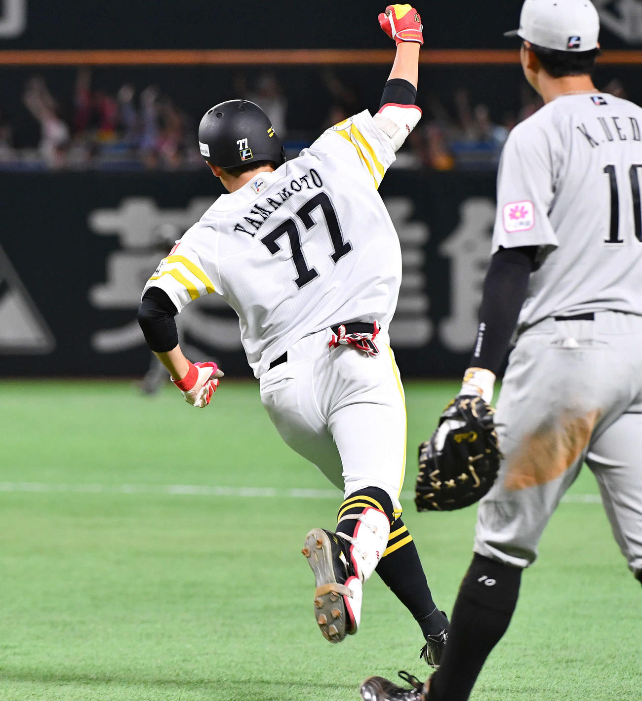 ソフトバンク対ロッテ　3回裏ソフトバンク2死、一、二塁、逆転の左越え3点本塁打を放ち、ガッツポーズする山本（撮影・岩下翔太）