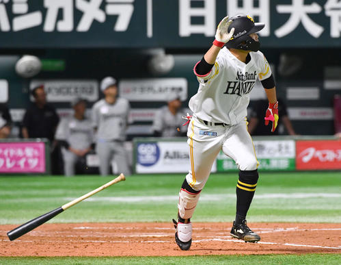 ソフトバンク対ロッテ　3回裏ソフトバンク2死、一、二塁、山本は逆転の左越え3点本塁打を放つ（撮影・岩下翔太）
