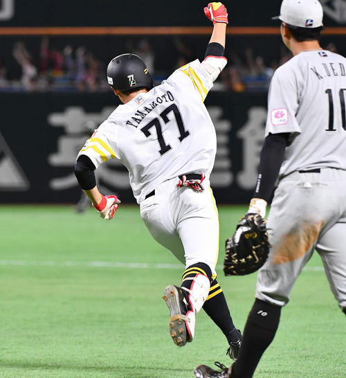ソフトバンク対ロッテ　3回裏ソフトバンク2死、一、二塁、逆転の左越え3点本塁打を放ち、ガッツポーズする山本（撮影・岩下翔太）
