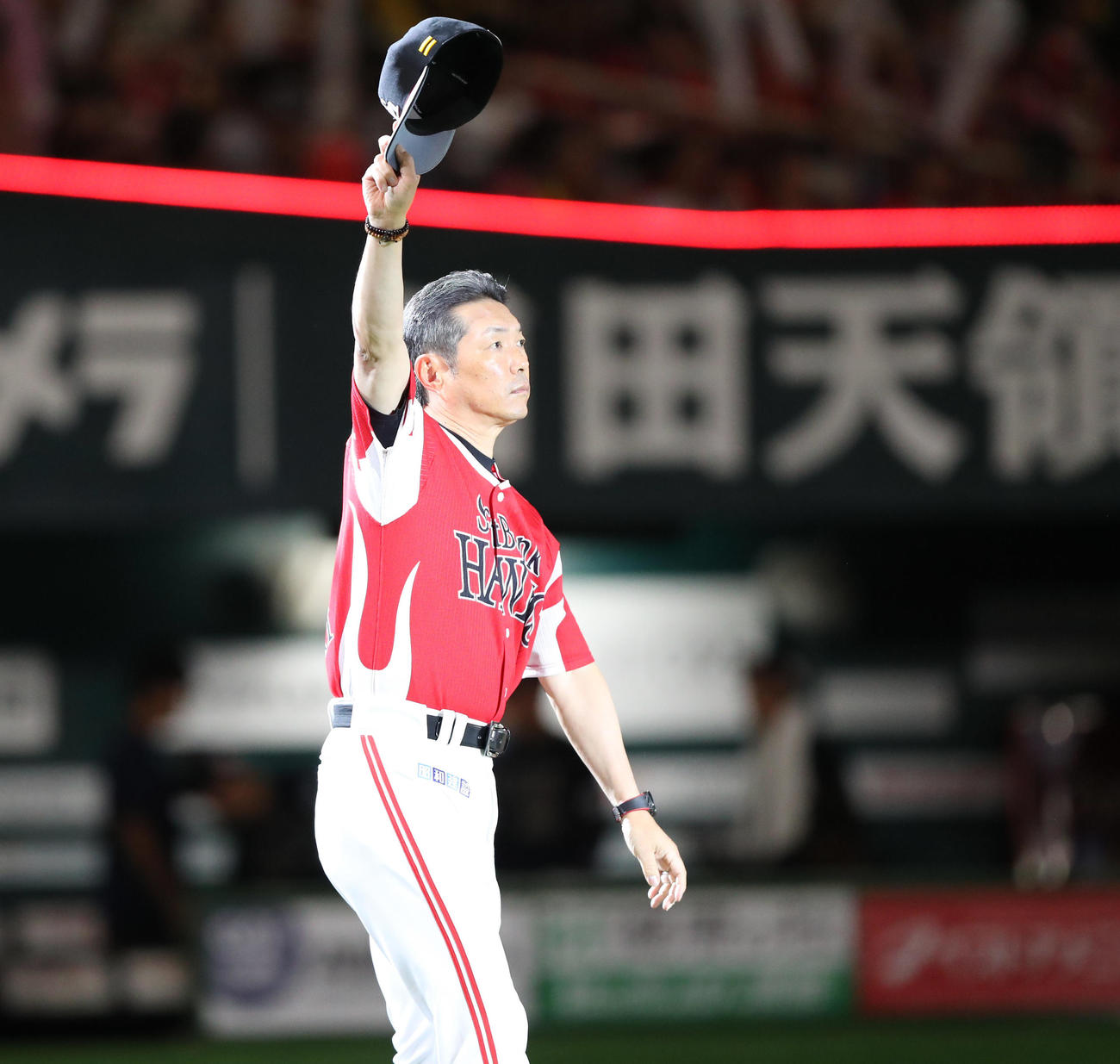 ソフトバンク対オリックス　オリックスに連勝しファンに手を振る小久保監督（撮影・梅根麻紀）