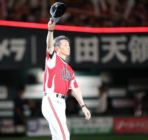 ソフトバンク対オリックス　オリックスに連勝しファンに手を振る小久保監督（撮影・梅根麻紀）