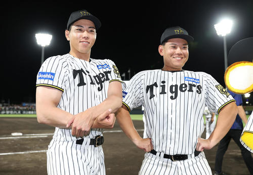 阪神工藤泰成（左）と嶋村麟士朗