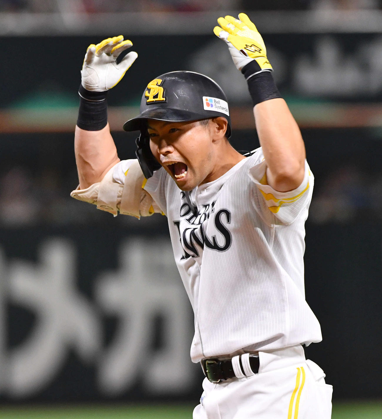 ソフトバンク対オリックス　7回裏ソフトバンク1死三塁、左前へ同点適時打を放ち、雄たけびをあげる中村（撮影・岩下翔太）