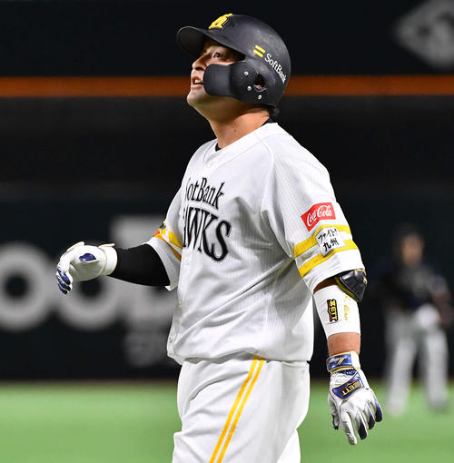 ソフトバンク対オリックス　1回裏ソフトバンク2死二塁、投失で出塁した嶺井（撮影・岩下翔太）