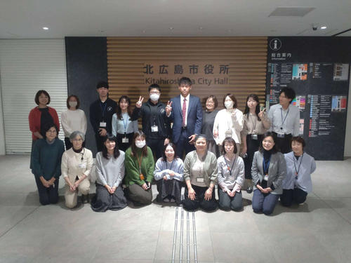 ドラフト指名後に北広島市役所を訪問し記念撮影を行った阪神早川（後列右から5人目）と、同市役所の職員ら（北広島市役所提供）