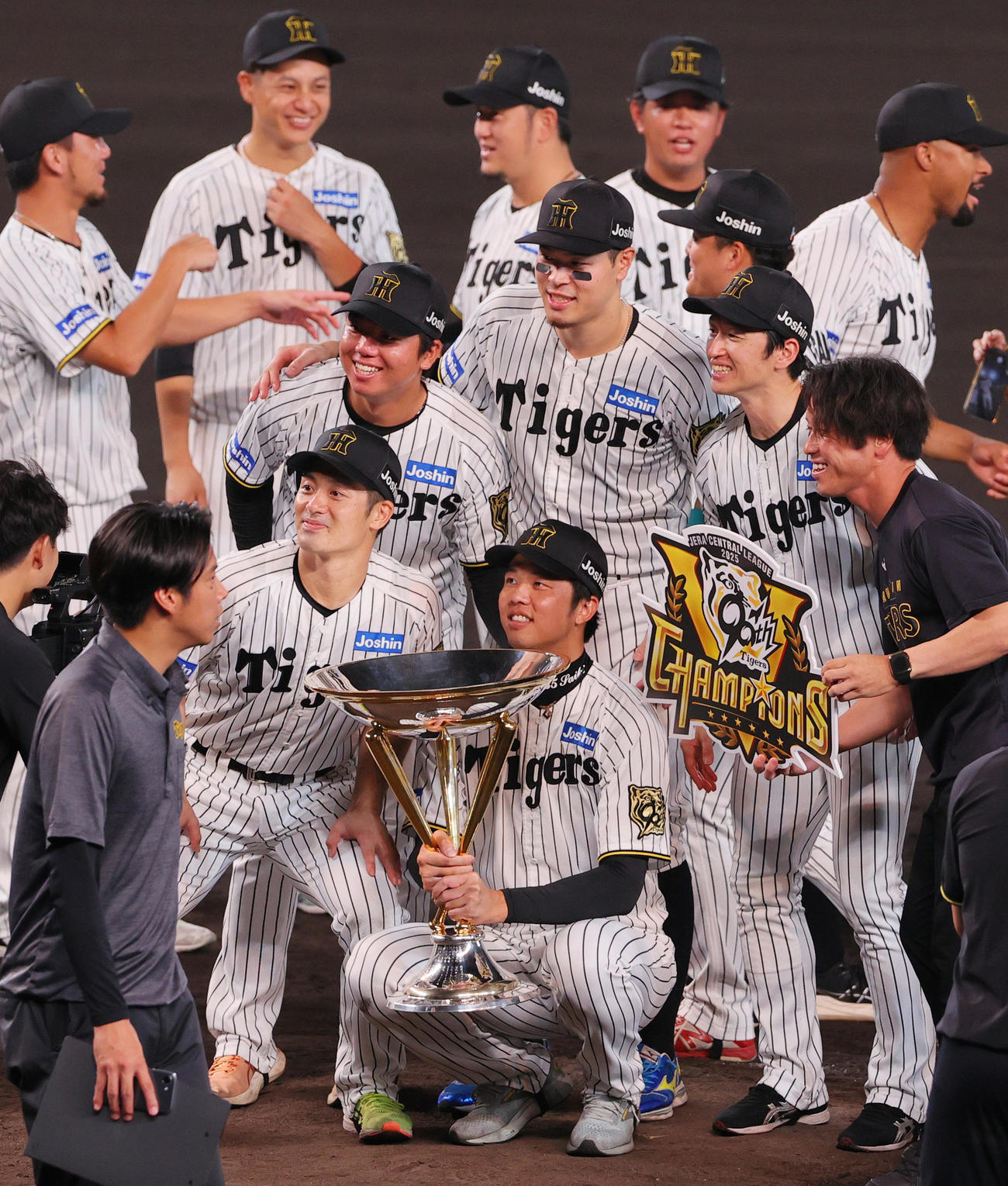 セ・リーグ優勝を決め、喜びを分かち合う、前列左から坂本誠志郎、才木浩人、2列目左から村上頌樹、佐藤輝明、近本光司（2025年9月7日撮影）