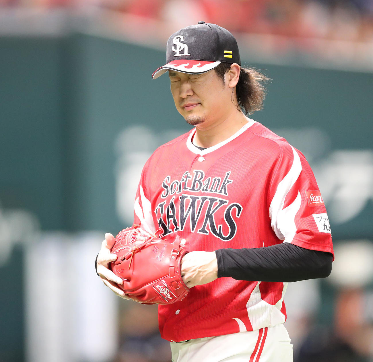 ソフトバンク対オリックス　9回に登板した杉山はオリックスに勝ち越され渋い表情でベンチに引きあげる（撮影・梅根麻紀）
