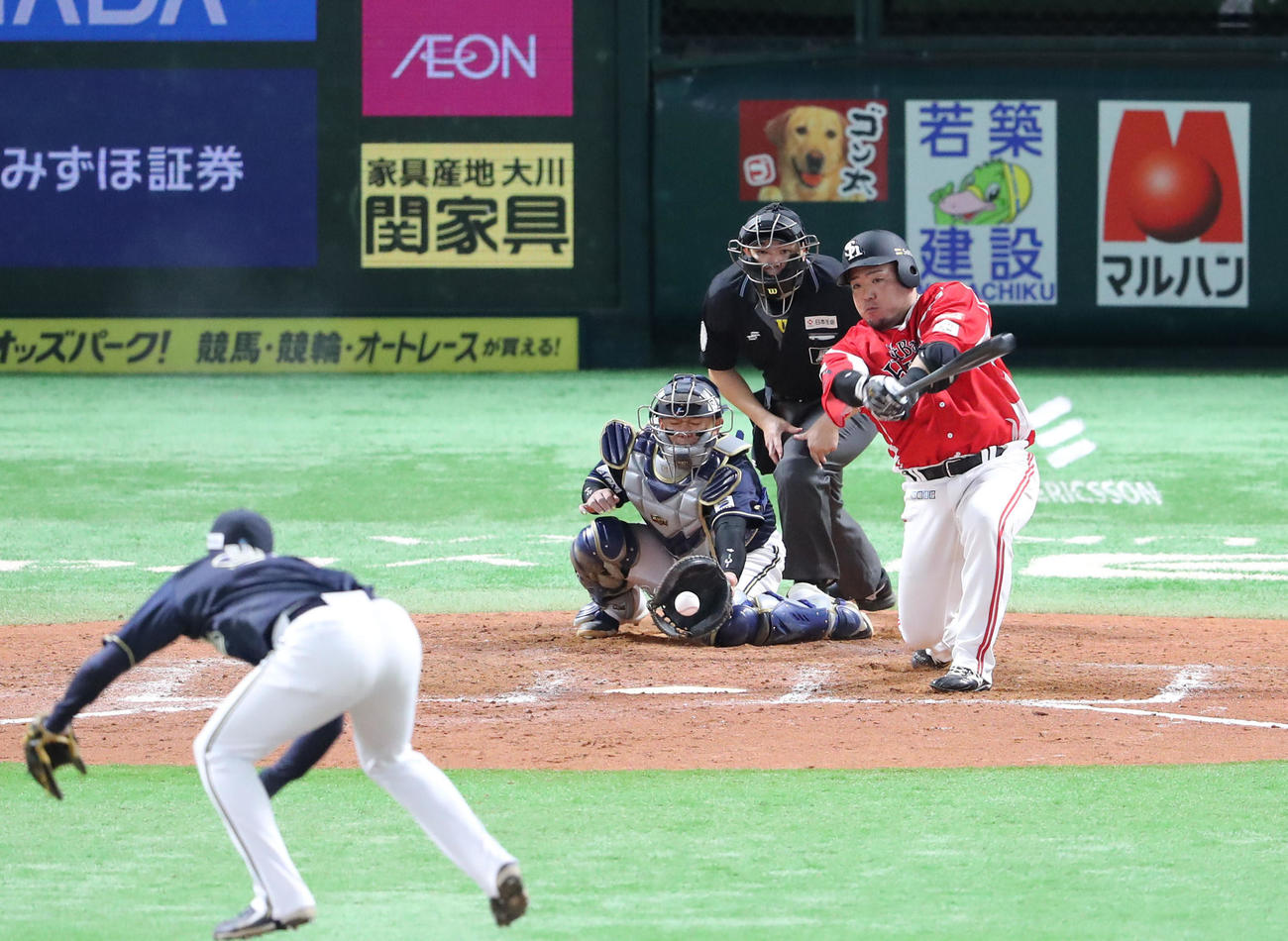 ソフトバンク対オリックス　9回裏ソフトバンク2死二塁、山川は空振りの三振に終わる（撮影・梅根麻紀）