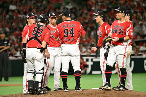 ソフトバンク対オリックス　6回表オリックス2死一、三塁、マウンドに集まるホークスナイン（撮影・林敢治）