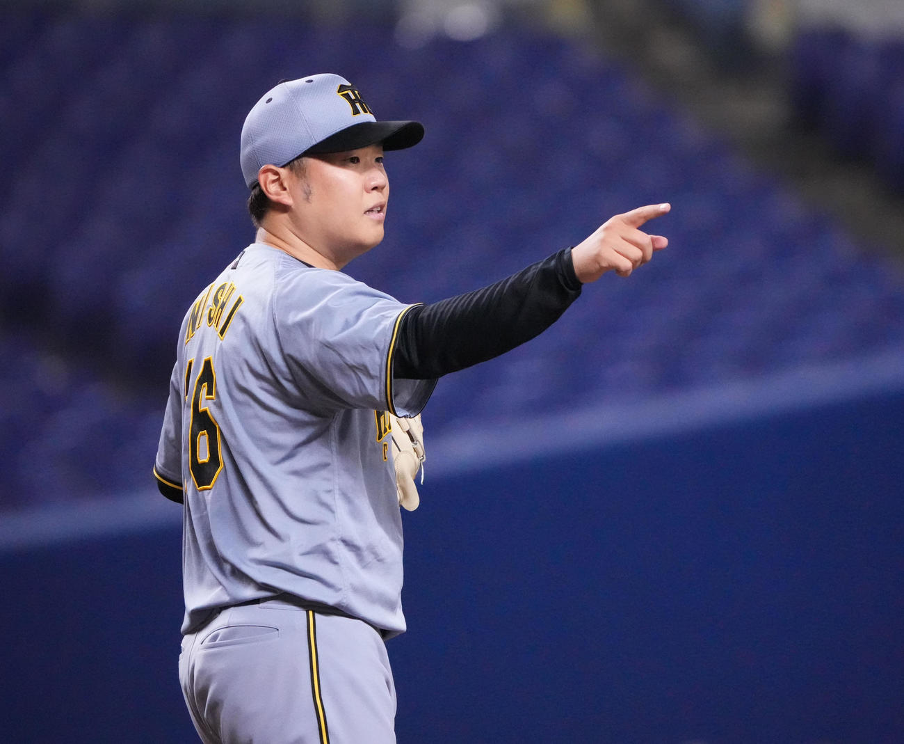 野手に声をかける阪神西勇輝（2025年7月31日撮影）