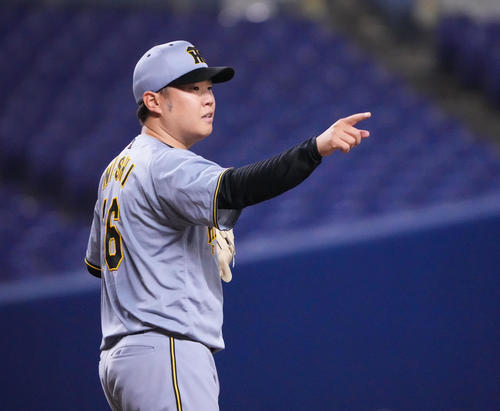 野手に声をかける阪神西勇輝（2025年7月31日撮影）