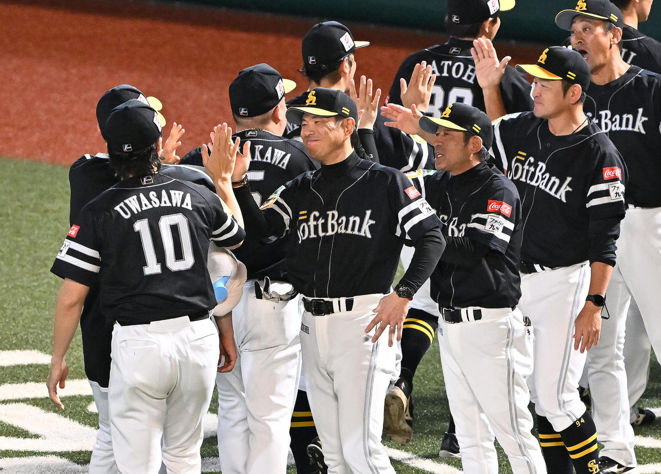 楽天対ソフトバンク　試合後、ソフトバンク小久保監督（手前中央）は勝利投手の上沢（左手前）を笑顔で迎える（撮影・滝沢徹郎）