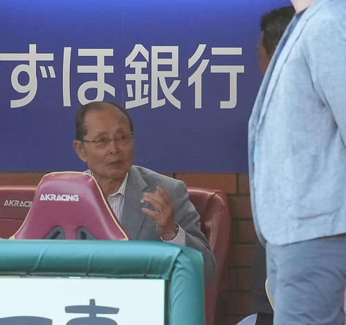 楽天対ソフトバンク　小久保裕紀監督と話をするソフトバンク王会長（撮影・たえ見朱実）