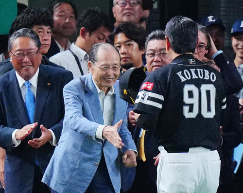 西武対ソフトバンク　優勝を決めたソフトバンク小久保監督（右）をねぎらう王会長（中央）（撮影・垰建太）
