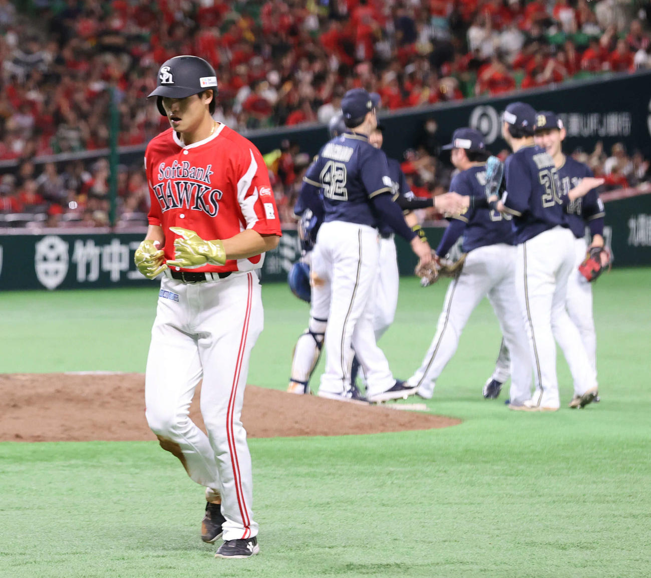 9回裏ソフトバンク1死二塁、二塁に戻りきれずにアウトとなった笹川吉康（2025年9月21日撮影）