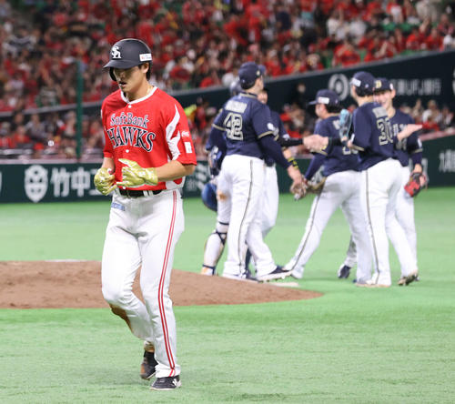 9回裏ソフトバンク1死二塁、二塁に戻りきれずにアウトとなった笹川吉康（2025年9月21日撮影）