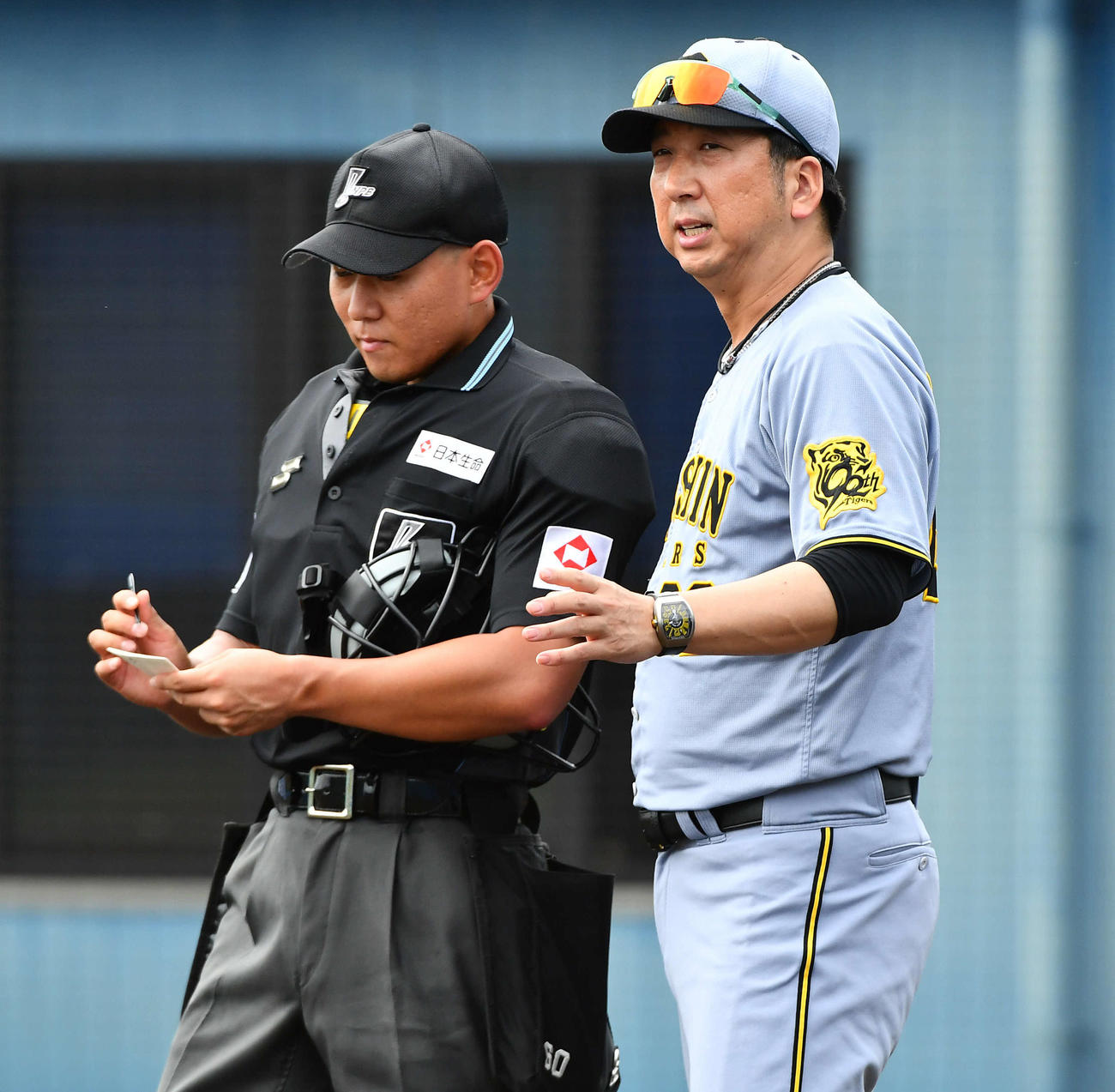 西武対阪神　8回表終了後、守備の交代を告げる阪神藤川監督（撮影・岩下翔太）