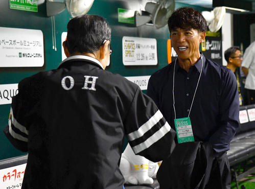 ソフトバンク対日本ハム　試合前、ソフトバンク王球団会長（左）にあいさつする松井稼頭央氏（撮影・岩下翔太）