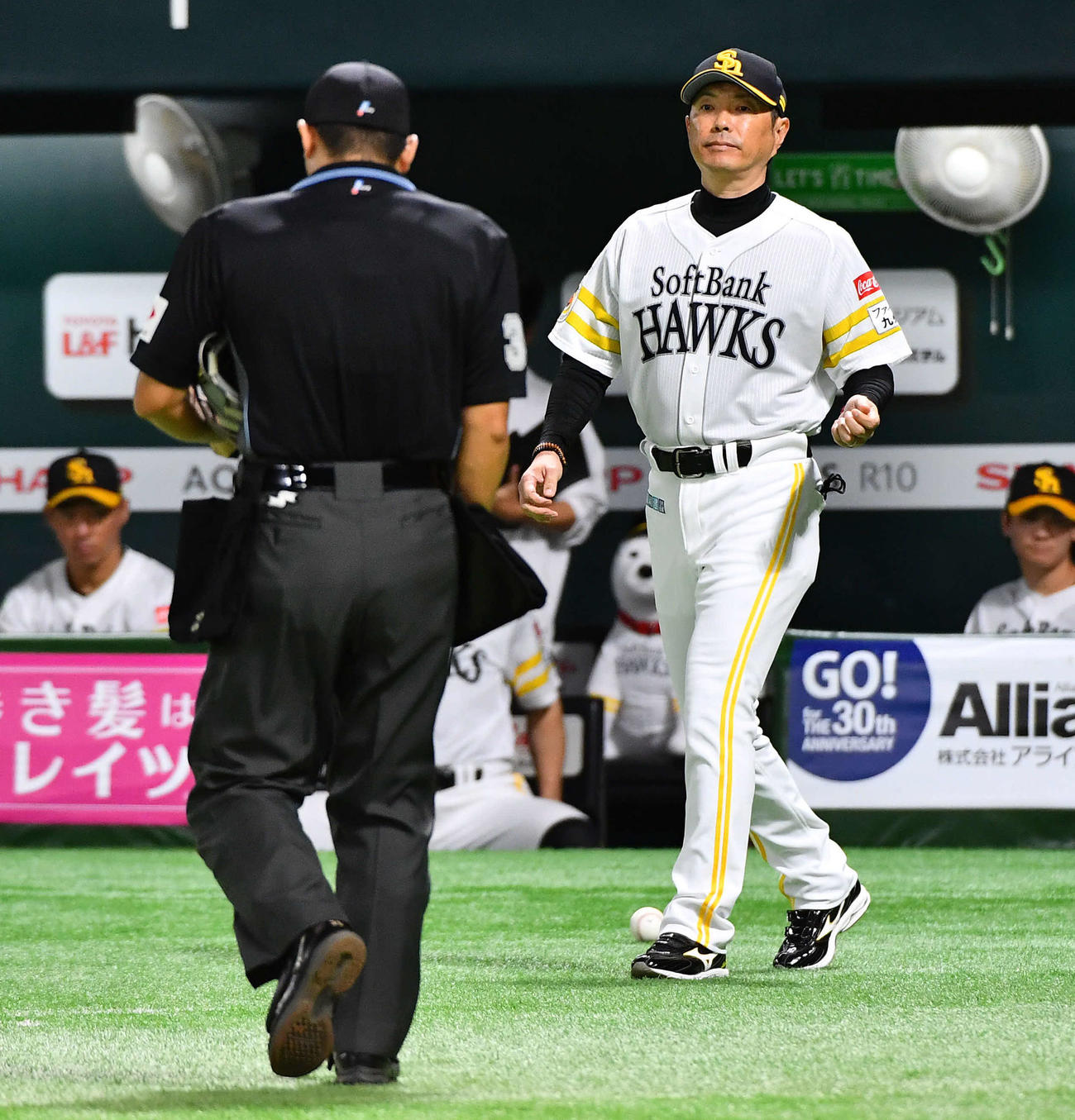 ソフトバンク対日本ハム　4回表日本ハム2死一、三塁、打席に矢沢を迎える場面で投手の交代を告げる小久保監督（撮影・岩下翔太）