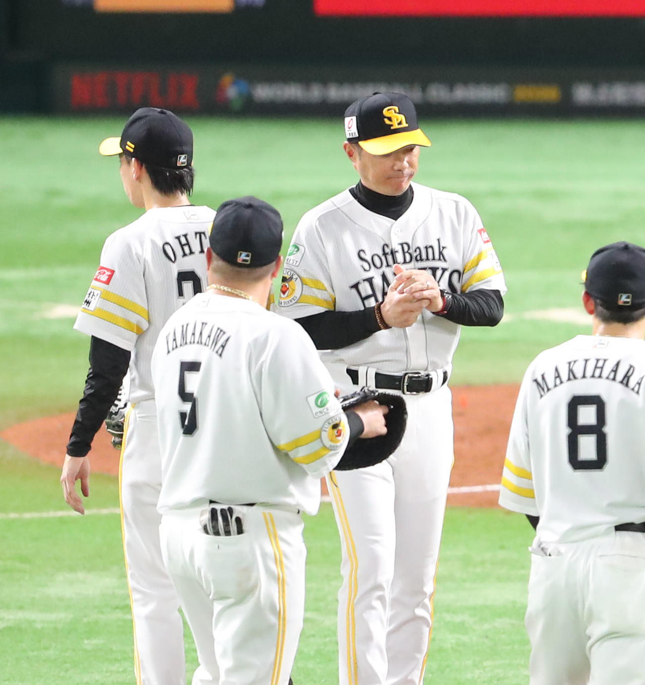 ソフトバンク対日本ハム　4回途中、大津に交代を告げるためにマウンドに向かう小久保監督（撮影・梅根麻紀）