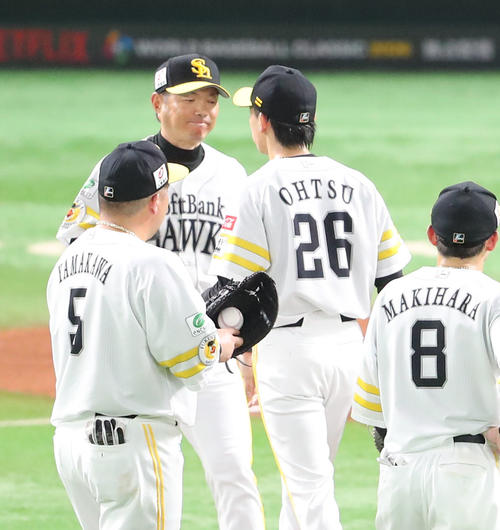 ソフトバンク対日本ハム　4回途中、大津に交代を告げるためにマウンドに向かう小久保監督（撮影・梅根麻紀）