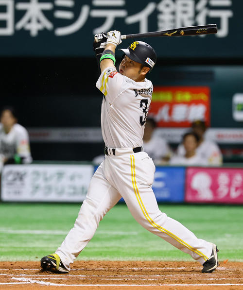 ソフトバンク対阪神　8回裏ソフトバンク1死、近藤は左中間に二塁打を放つ（撮影・藤尾明華）