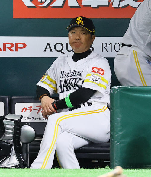 ソフトバンク対阪神　8回、ベンチで渋い表情を見せるソフトバンク小久保監督（撮影・藤尾明華）