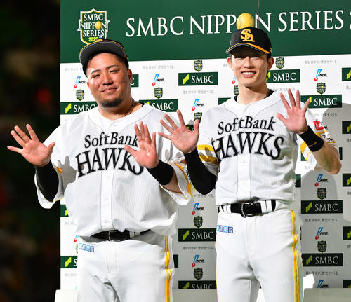 ソフトバンク対阪神　お立ち台で日本シリーズ1試合最多安打記録の5安打を放った周東（右）は山川とポーズを決める（撮影・岩下翔太）